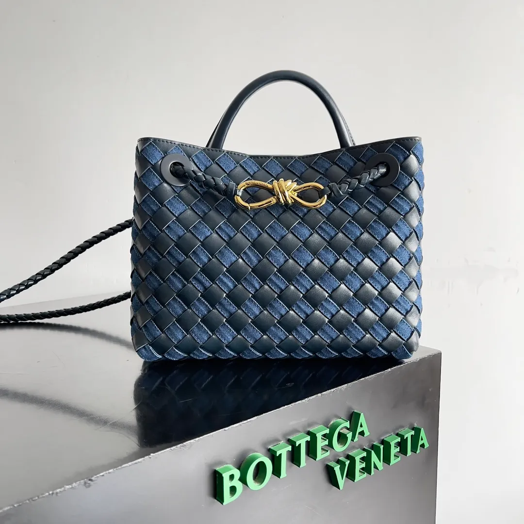 Batch 1960 BOTTEGA VENETA's new ANDIAMO handbag. This denim woven bag perfectly interweaves retro and trendy! Each strand of hand-woven denim carries ingenuity, and the color-blocking design breaks away from the norm. Not only is the capacity impressive, it also adds fun and cuteness, making it easy to hold various styles. Exquisite metal accessories shine on the ruggedness of denim, coexisting toughness and femininity. Denim has its own youthful and energetic attributes, giving people a retro, classic and relaxed and free feeling. During the weaving process of this bag, the denim is hand-woven into the leather through small gaps. The skills are quite exquisite! Not to mention the capacity, it can accommodate an umbrella and a water cup! Style number: 743568 Size: 25*22*10.5cm